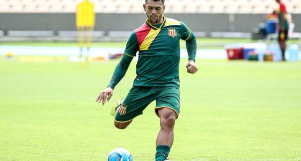 Sampaio Corrêa anuncia a saída de Jhony Douglas, volante do time