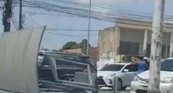 Carro derruba parada de ônibus em acidente na Avenida dos Holandeses, em São Luís