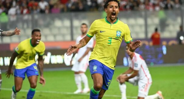 Brasil tem dois gols anulados, vence Peru por 1 a 0 e lidera Eliminatórias