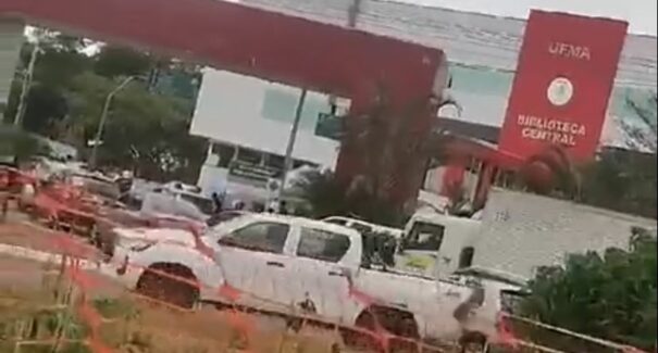 Protesto de estudantes em frente à UFMA causa trânsito lento no Bacanga