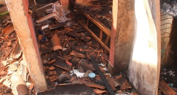 Mulher tem casa queimada após receita de sabão caseiro explodir