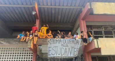 Estudantes ocupam o prédio da reitoria da UFMA, se acorrentam e são trancados no prédio