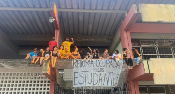 Estudantes ocupam o prédio da reitoria da UFMA, se acorrentam e são trancados no prédio