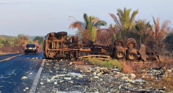 Caminhoneiro fica ferido em colisão com carreta na BR-316