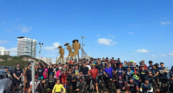 Ciclistas pedem mais segurança e realizam homenagem a médico