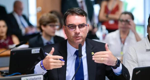 Senador Flávio Bolsonaro compara prisões do 8 de janeiro a Holocausto