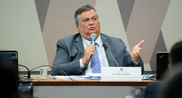 Dino defende regulação da internet em audiência no Senado