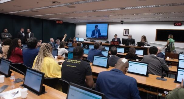 Comissão especial analisa parecer sobre proposta que anistia partidos políticos com irregularidades