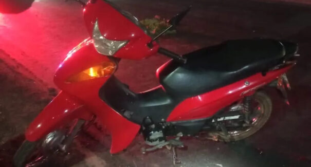 Idoso morre após perder controle da direção de moto e cair em rodovia