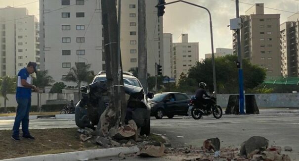 Motorista perde o controle e bate em poste na Av. Jerônimo de Albuquerque