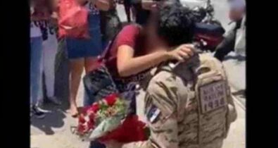 Policial pedindo adolescente em namoro na frente da escola viraliza e revolta web