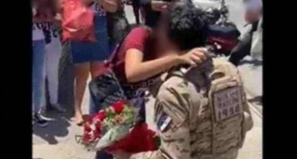 Policial pedindo adolescente em namoro na frente da escola viraliza e revolta web