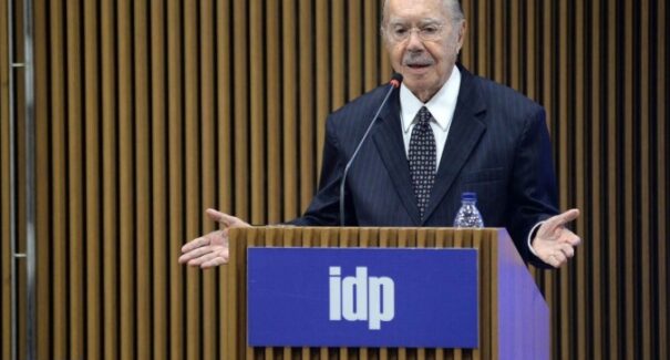 José Sarney é homenageado e recebe o título de doutor honoris causa