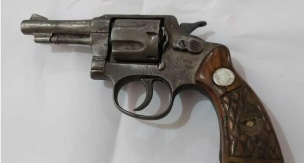 Homem é preso após tentar esconder arma de fogo durante viagem de ônibus