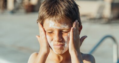 Dermatologista dá dicas sobre como cuidar da pele durante a onda de calor