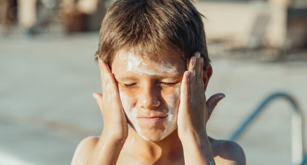 Dermatologista dá dicas sobre como cuidar da pele durante a onda de calor