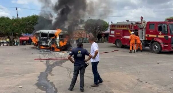 Kombi que transportava crianças da Apae pega fogo em Bacabal