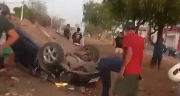 Homens com sinais de embriaguez ficam feridos após carro capotar