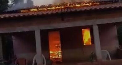 Homem ateia fogo na própria casa após suspeitar de traição da esposa