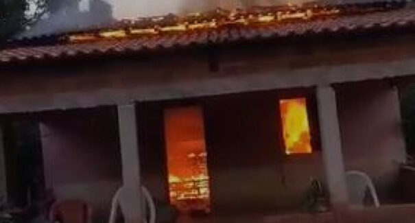 Homem ateia fogo na própria casa após suspeitar de traição da esposa