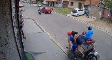 VÍDEO: Motociclista perde o controle, bate em calçada e sai ferido em São Bento