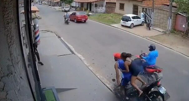 VÍDEO: Motociclista perde o controle, bate em calçada e sai ferido em São Bento
