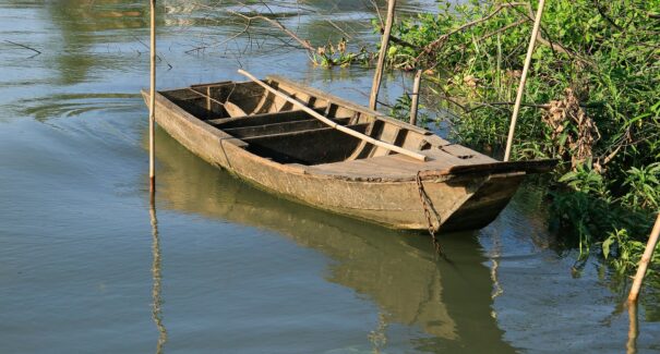Criança de cinco anos morre afogada após canoa afundar em Bacabal