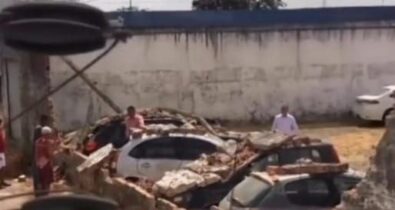 Muro de delegacia desaba e atinge veículos estacionados, em São Luís