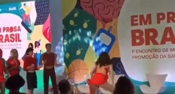 Mulher realiza dança sensual durante evento do Ministério da Saúde