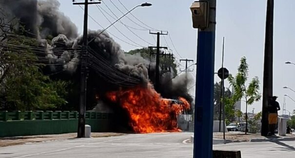 Em São Luís, ônibus pega fogo no bairro João Paulo
