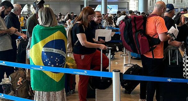 Primeiro avião de resgate parte de Tel Aviv trazendo 211 brasileiros