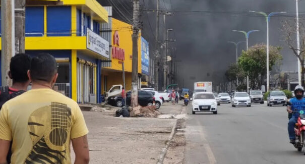 Incêndio provoca grandes nuvens de fumaça em avenida de São Luís