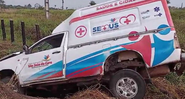 Ambulância perde controle, sai da pista e tomba na BR-316