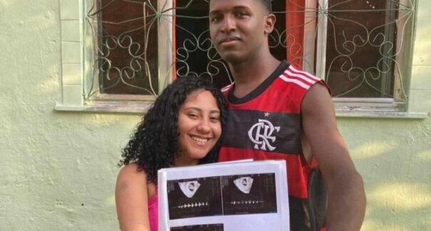 Jovem viraliza após passar mal na ultrassom ao descobrir gravidez de quíntuplos