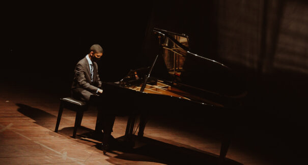 Jovem pianista faz apresentação solo na Escola de Música do Maranhão