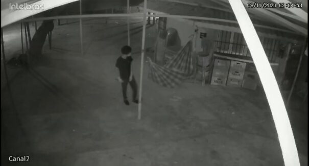 VÍDEO: Homem é esfaqueado enquanto dormia em bar na Ponta d’Areia