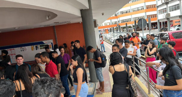 Estudantes e funcionários de faculdade particular são atacados com spray de pimenta