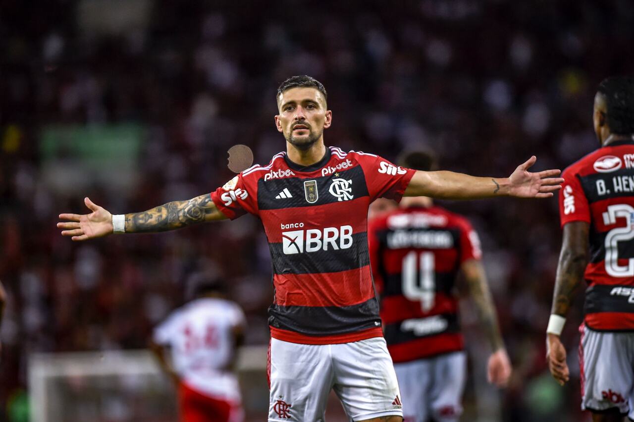 Com dois de Pedro, Flamengo bate o Palmeiras no Maracanã e entra de vez na  briga pelo título do Brasileirão