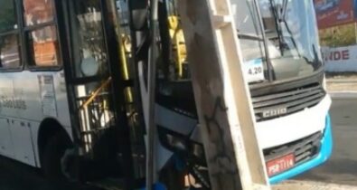 Motorista de ônibus perde o controle e bate em poste no Bequimão