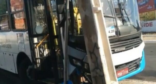 Motorista de ônibus perde o controle e bate em poste no Bequimão