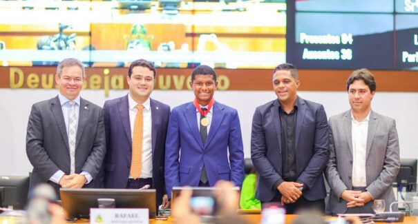 Ex-jogador Márcio Araújo recebe Medalha do Mérito ‘Canhoteiro’
