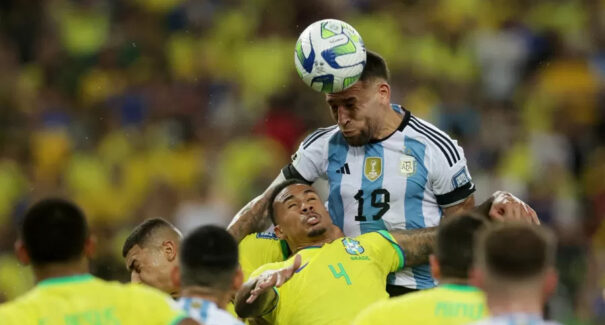 Em clássico marcado por confusão, Brasil perde para Argentina no Maracanã