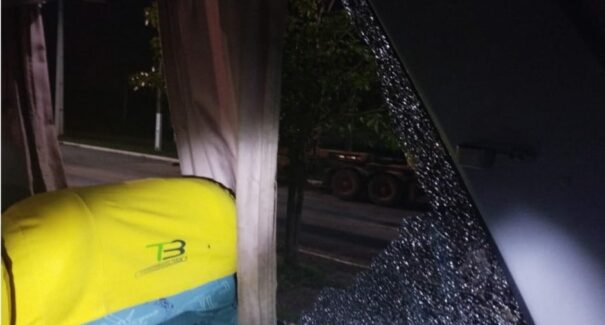 Ônibus é atingido por objeto e tem janela totalmente quebrada na BR-010