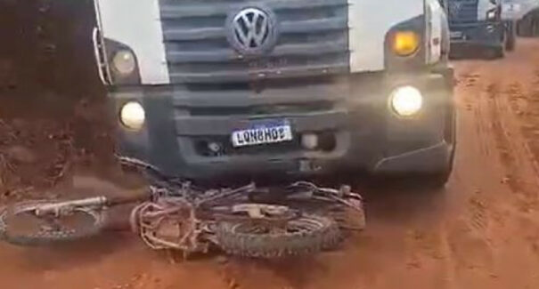 Colisão entre moto e caminhão deixa duas pessoas mortas em Santa Luzia