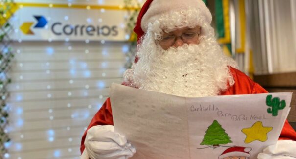 Confira como adotar uma cartinha da campanha “Papai Noel dos Correios”