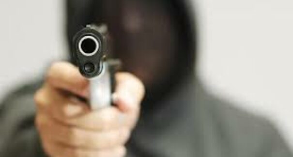 Em São Luís, trio invade casa e faz moradores reféns durante assalto