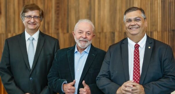 Classe política repercute indicação de Dino ao STF
