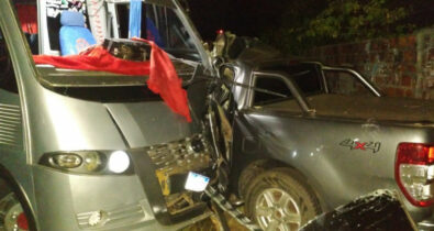 Motorista de caminhonete morre após colisão contra micro-ônibus na BR-402