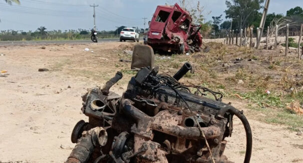 Van fica destruída após forte colisão com caminhão-baú na BR-316