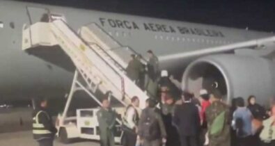 Avião com 48 brasileiros que estavam em Gaza chega a Brasília